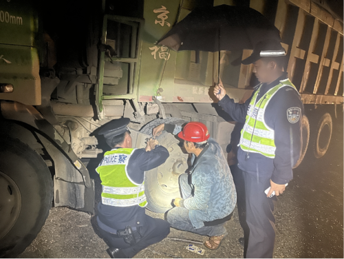 雨夜助行，玉龙民警给予及时援助.png