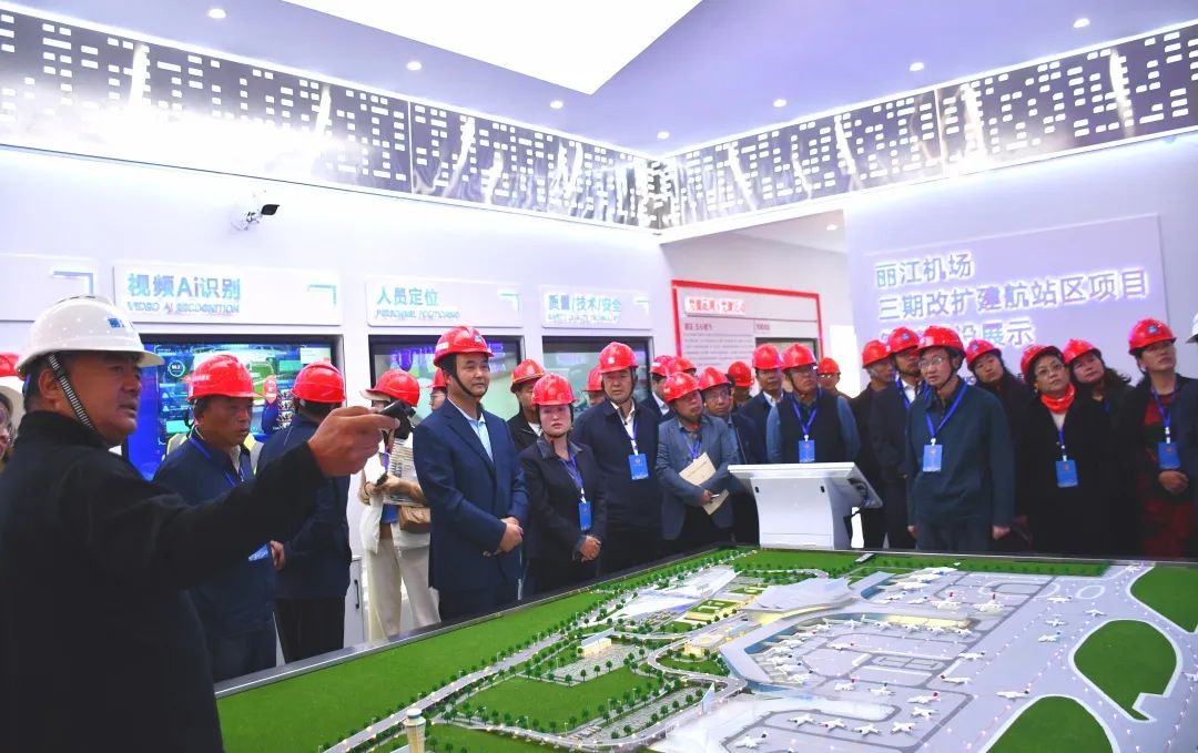 省市人大代表深入丽江，聚焦重大项目建设.jpg
