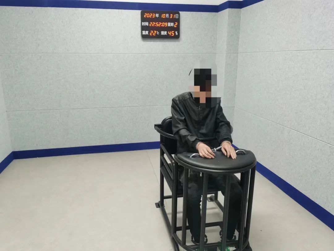 涉黄小广告嫌疑人被丽江警方一网打尽 (3).jpg
