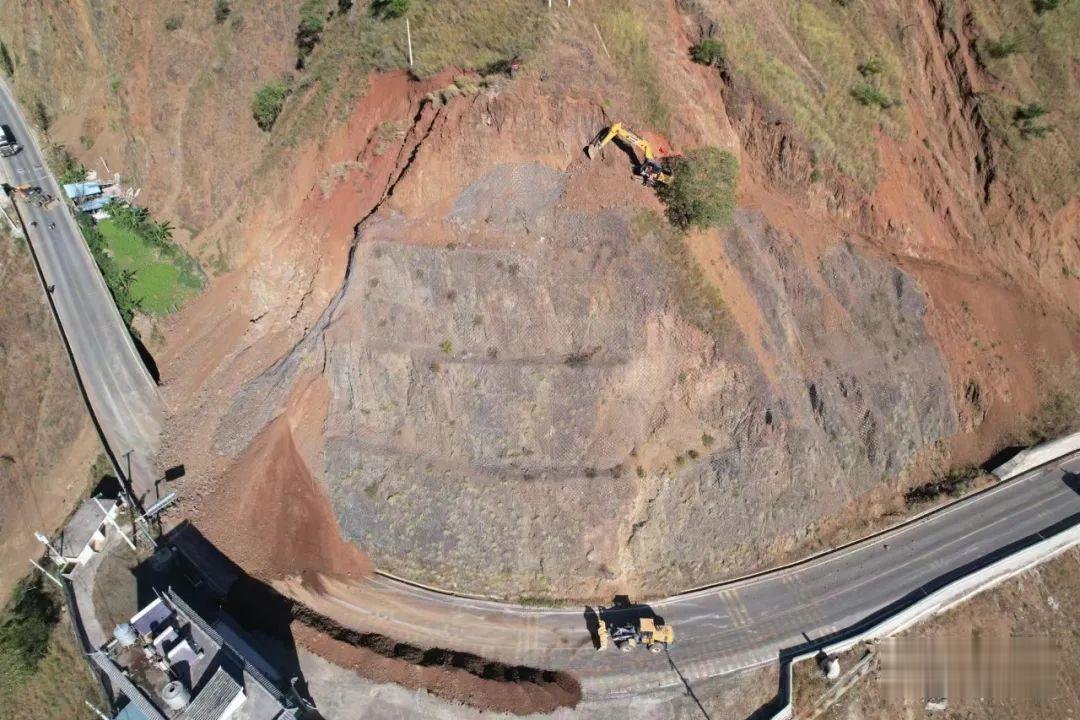 山体塌方中断道路，永胜交警迅速行动保护公众安全！ (5).jpg