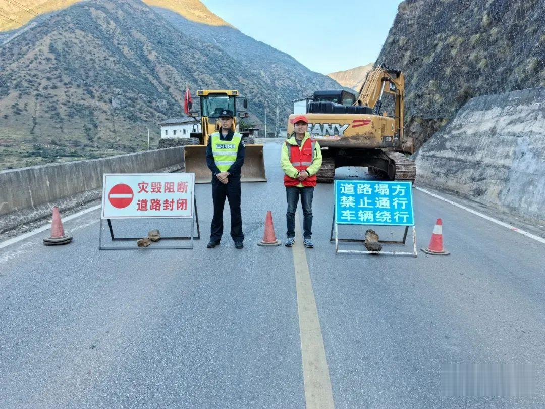山体塌方中断道路，永胜交警迅速行动保护公众安全！ (7).jpg