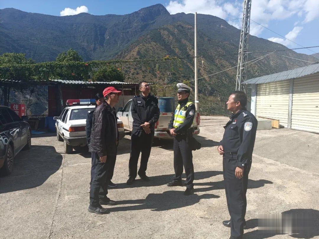 山体塌方中断道路，永胜交警迅速行动保护公众安全！ (8).jpg