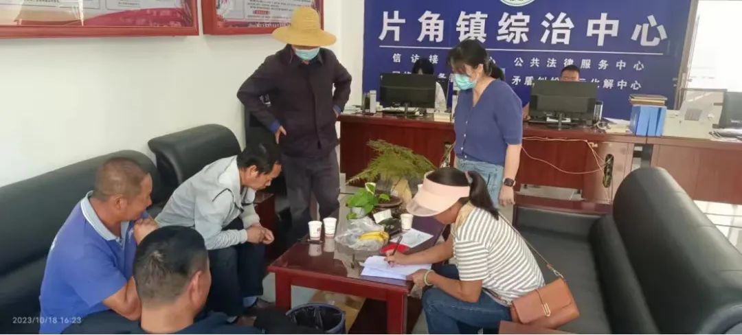 片角镇普法工作队感动村民：锦旗送给他们.jpg