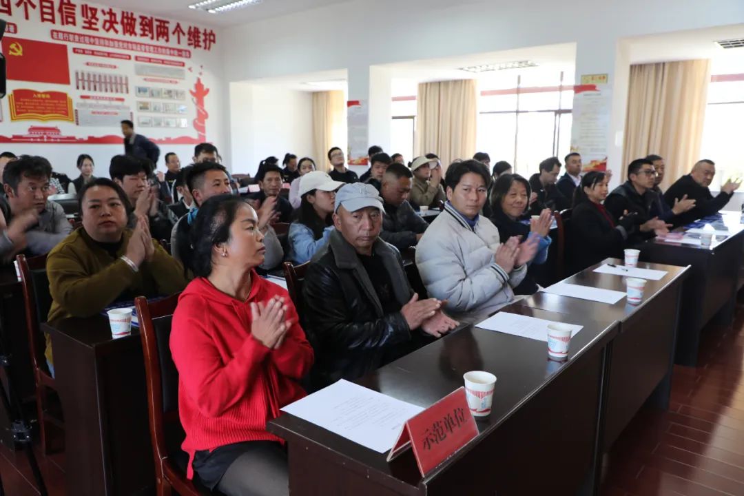 玉龙县市场监督管理局表彰2023年“放心消费在丽江”创建示范单位 (2).jpg