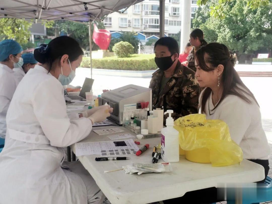 丽江市中心血站携手华坪县开展无偿献血活动 (5).jpg