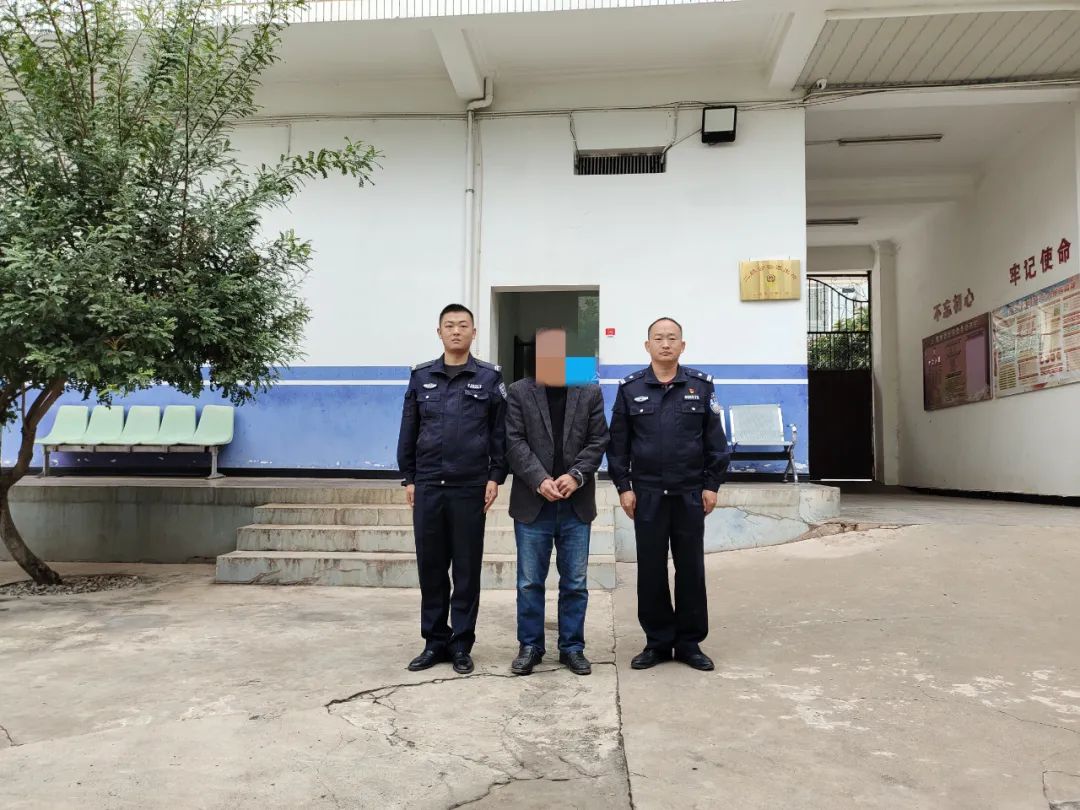 丽江永胜警方震慑不法分子！成功破获手机扒窃案 (2).jpg