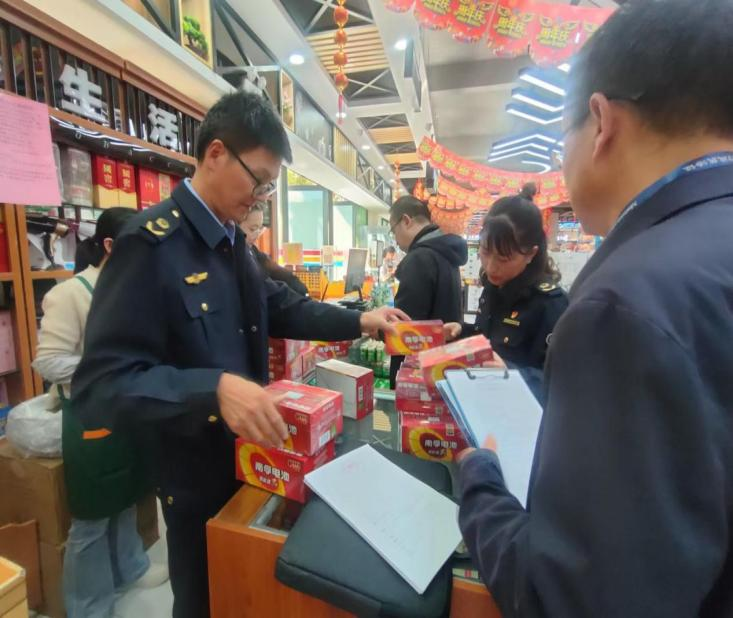 永胜县市场监管局与南孚电池共同打假，侵权商品现场扣押！.png