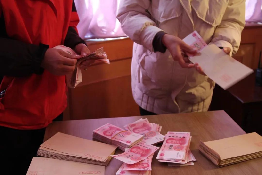 情暖之举，携手前行：样样红公司慰问甲子社区群众 (4).jpg
