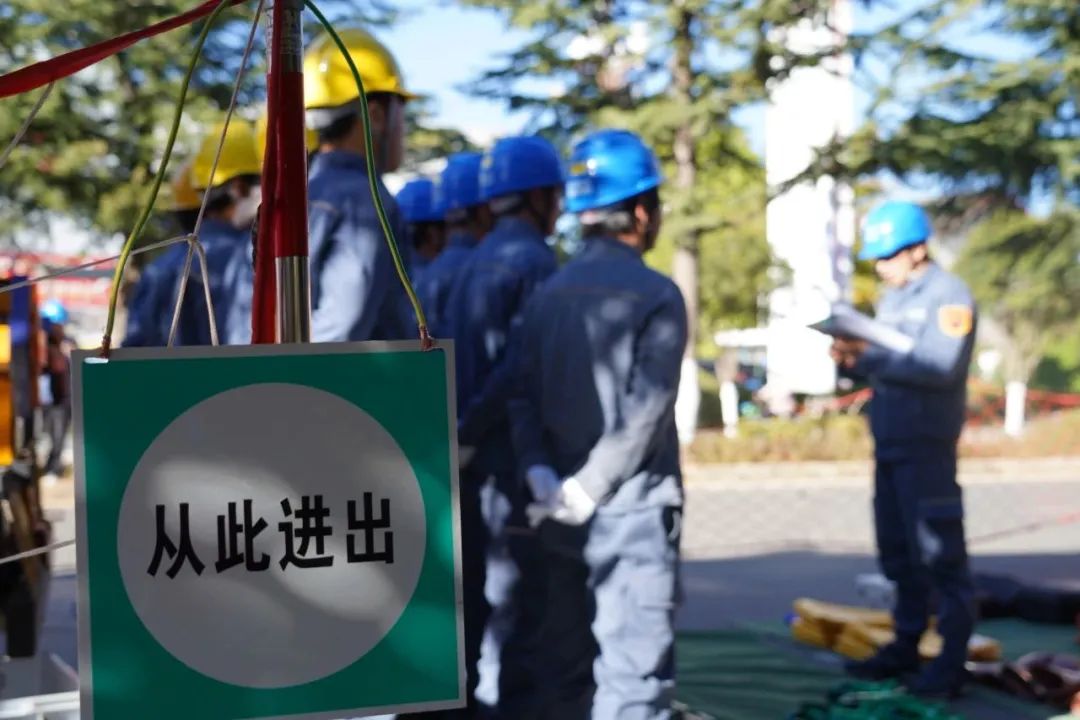 首次！配网带电作业机器人丽江上岗 (2).jpg