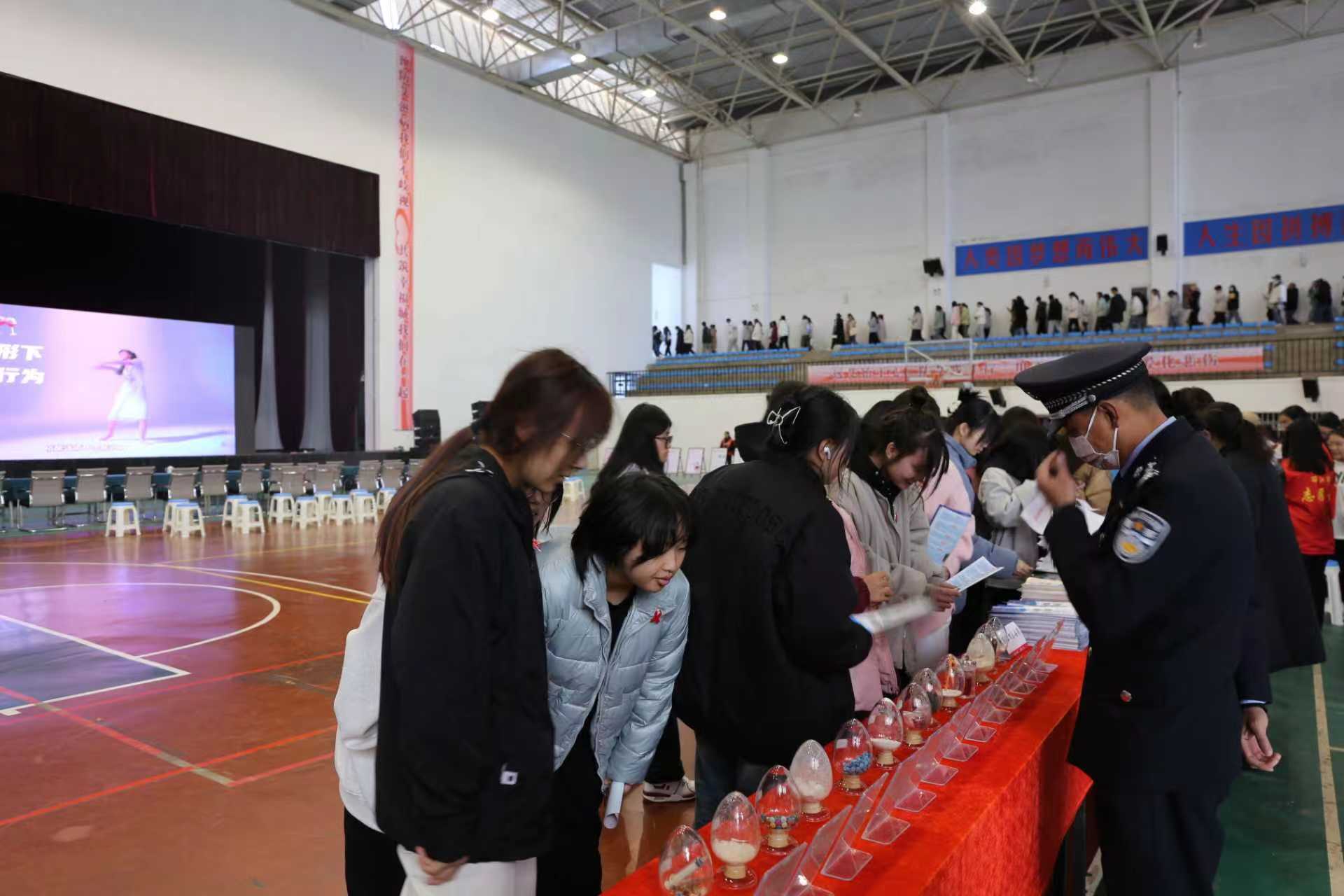 丽江市举办第36个“世界艾滋病日”宣传活动，呼吁凝聚社会力量共抗艾滋病 (5).jpg