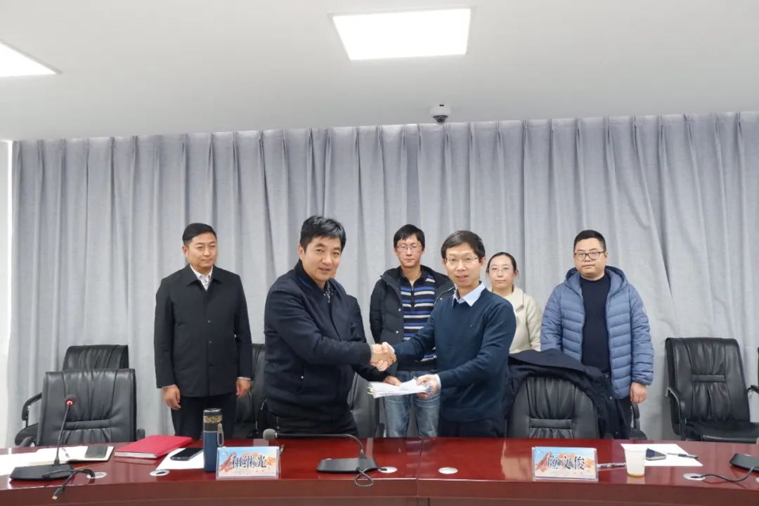 玉龙雪山管委会与上海交通大学重庆人工智能研究院签订战略合作框架协议 (2).jpg