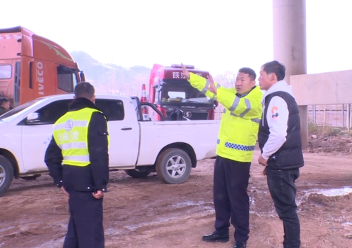 宁永高速公路桥下变“仓库”？堆放建筑材料、停车、养马…….png