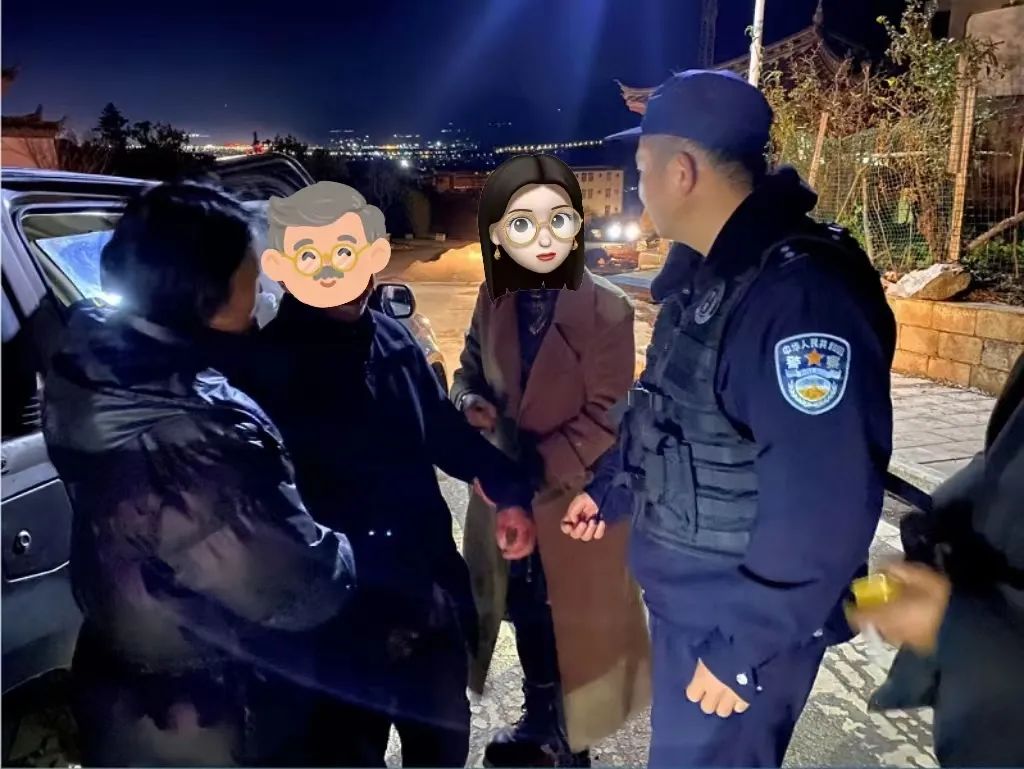 寒冬暖情：丽江民警帮助老人回家.jpg
