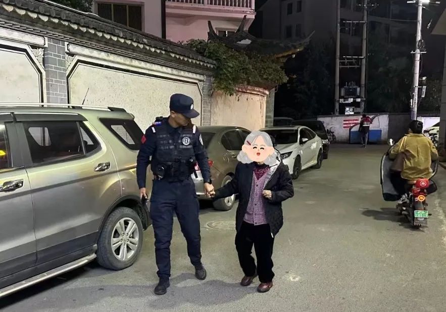 寒冬暖情：丽江民警帮助老人回家 (2).jpg