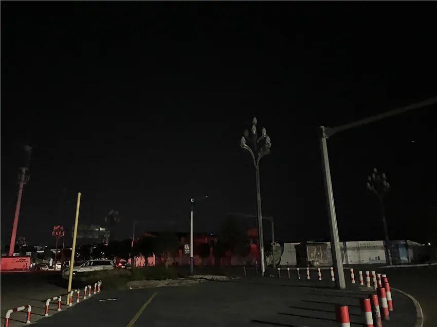 昌洛路市纪委段路灯长期“失明” 市民摸黑上班送娃.jpg