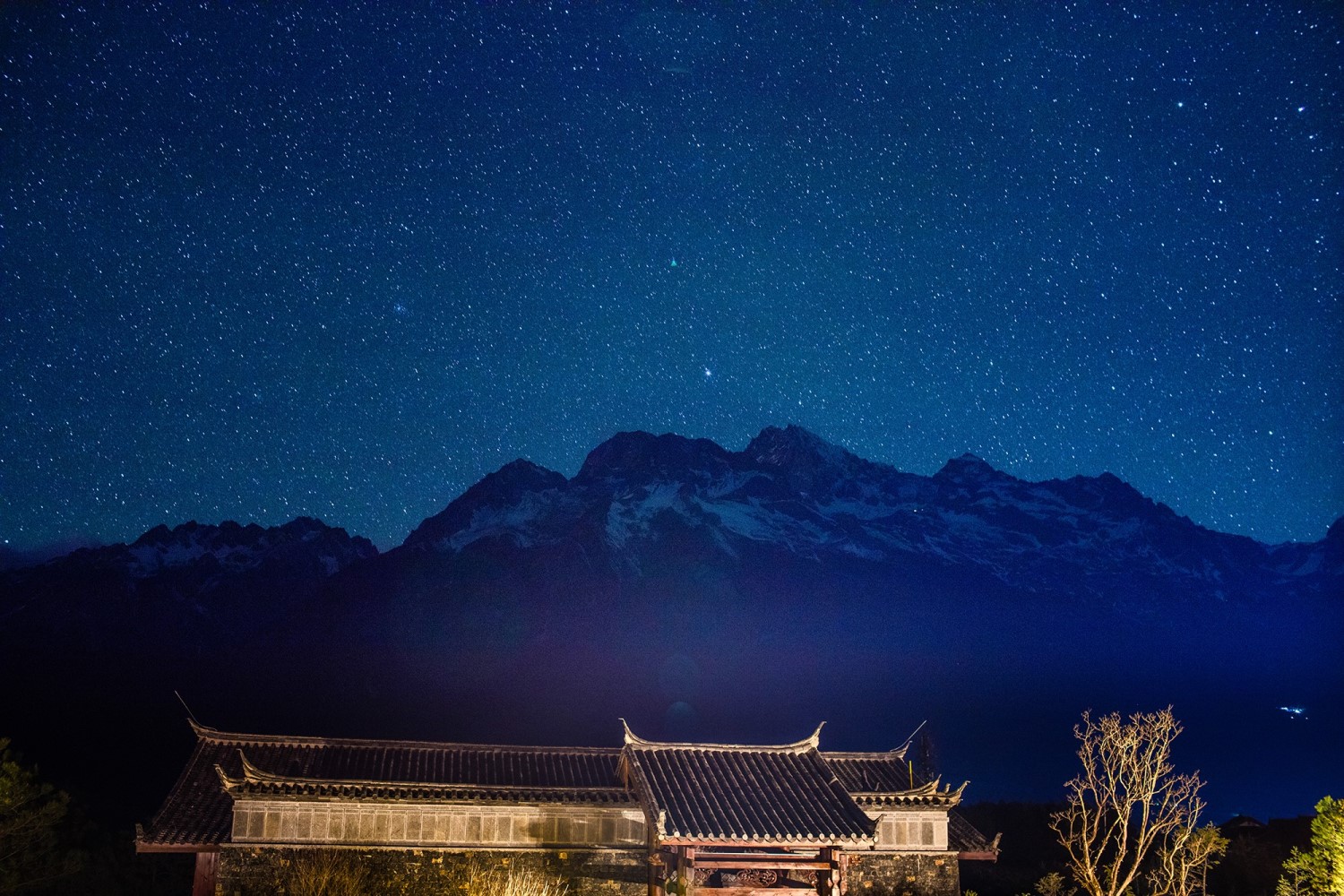 守护暗夜 共享星空！丽江玉龙雪山迎来双子流星雨盛宴 (2).jpg