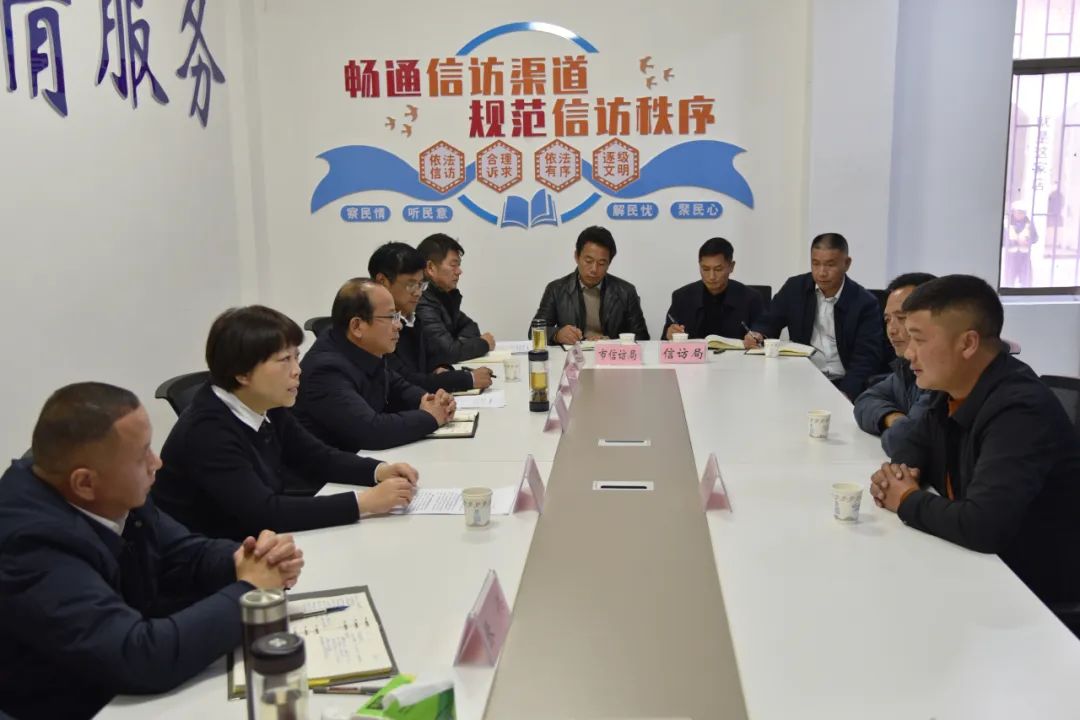信访工作是“送上门”的群众工作 市委书记、市长分别到宁蒗和永胜现场接待信访群众.jpg