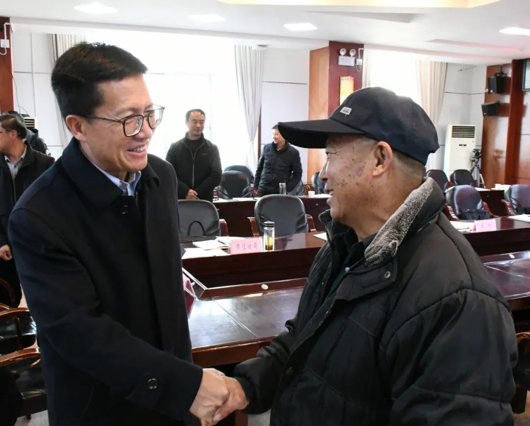 信访工作是“送上门”的群众工作 市委书记、市长分别到宁蒗和永胜现场接待信访群众1.jpg
