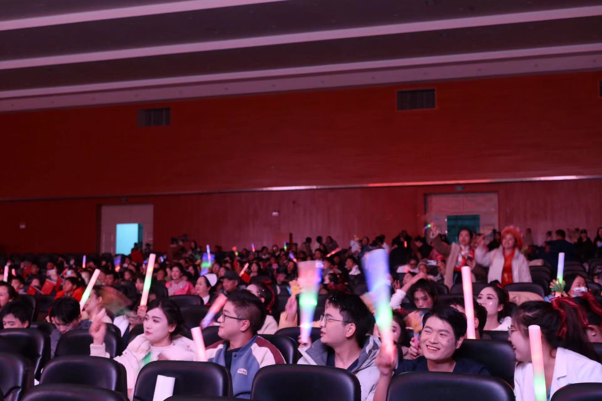 丽江市人民医院举办2024 年欢庆元旦职工文艺晚会 (8).jpg