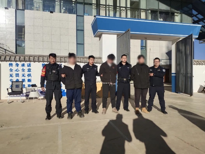 3名外省男子深夜在丽江城区张贴涉黄小广告  两三天就贴了3000多张 (3).png