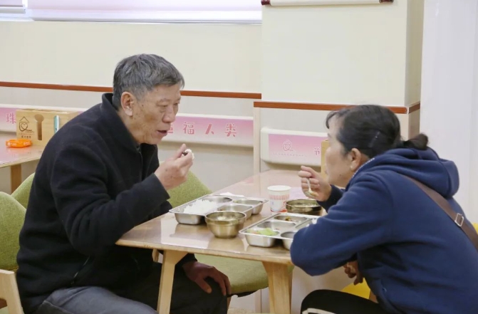 西安街道文汇社区爱心食堂开始三餐供应 所有人群可用餐 (1).png