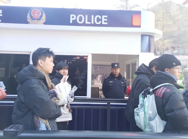 玉龙雪山上的警务室 (1).png