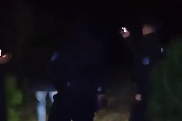 男子深夜被困深山失联，民警6小时紧急搜救 (2).png