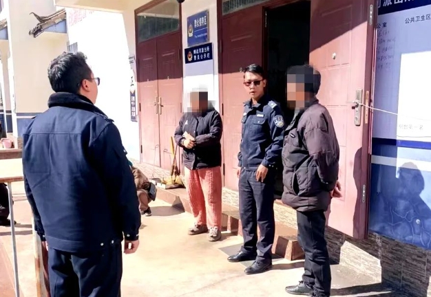 男子深夜被困深山失联，民警6小时紧急搜救 (3).png
