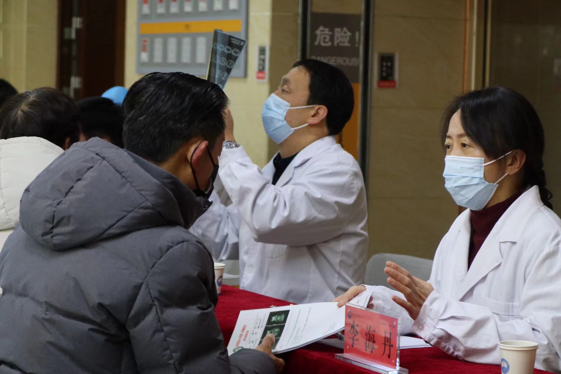 昆明医科大学第二附属医院专家团队在丽江市人民医院举行大型义诊 (5).jpg