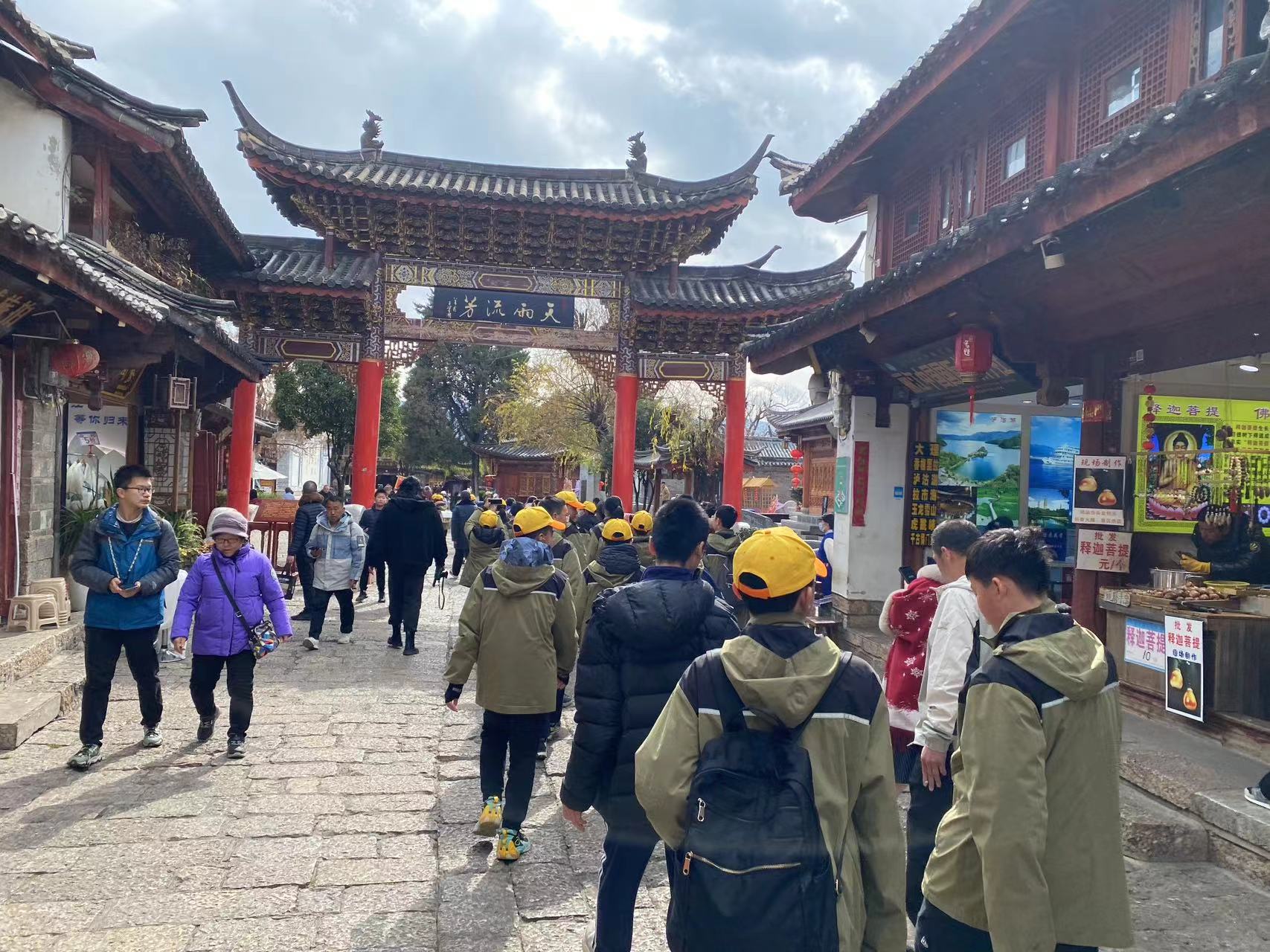 湖北华宜寄七彩云南研学营抵达丽江开启研学之旅  丽江市文旅局局长热情欢迎 (9).jpg