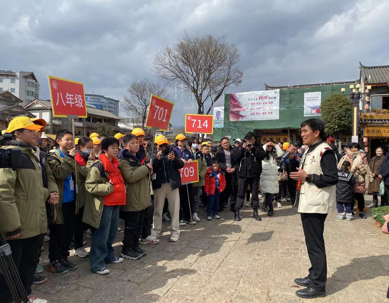 湖北华宜寄七彩云南研学营抵达丽江开启研学之旅  丽江市文旅局局长热情欢迎 (5).jpg