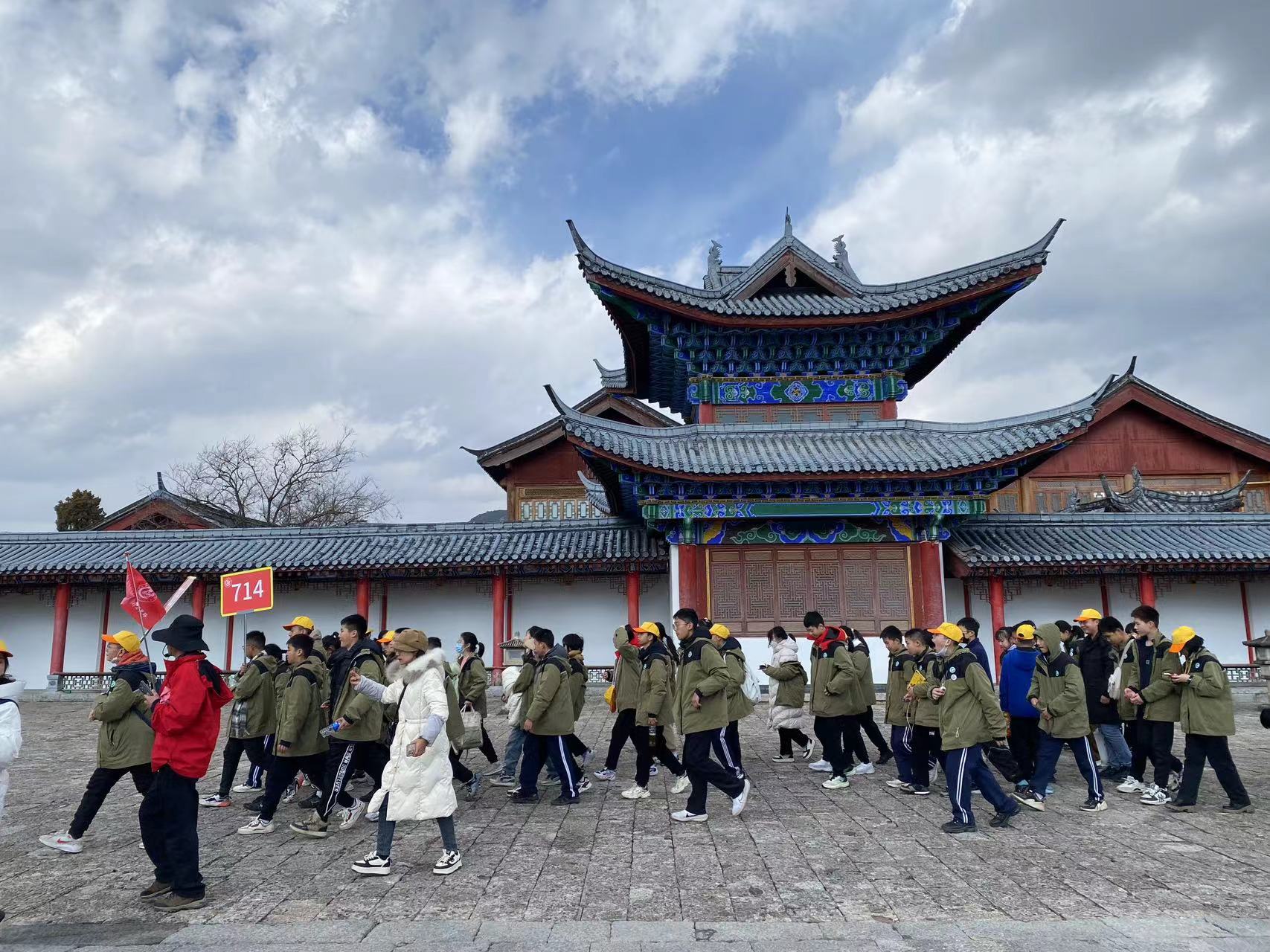 湖北华宜寄七彩云南研学营抵达丽江开启研学之旅  丽江市文旅局局长热情欢迎 (6).jpg