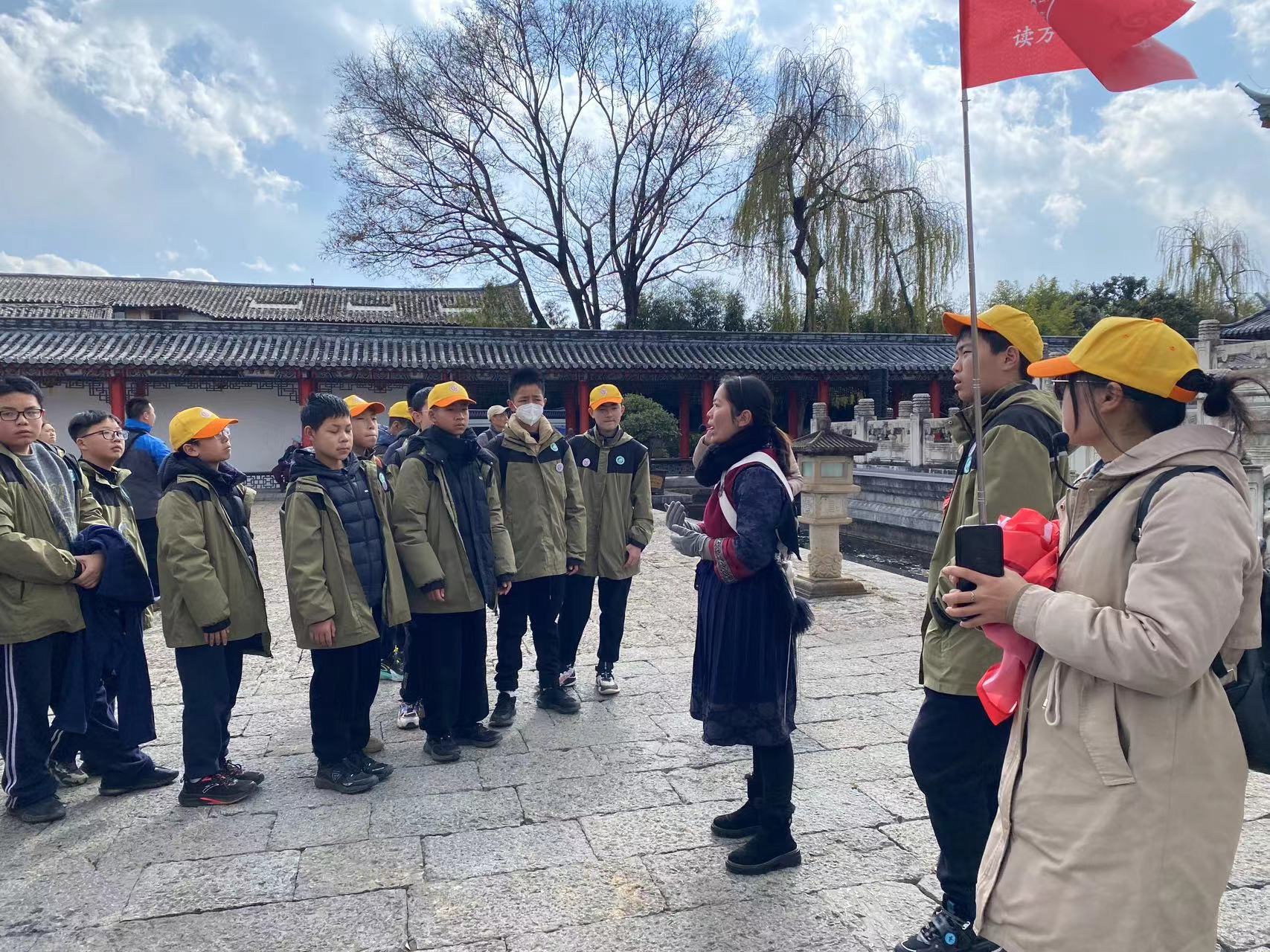 湖北华宜寄七彩云南研学营抵达丽江开启研学之旅  丽江市文旅局局长热情欢迎 (8).jpg