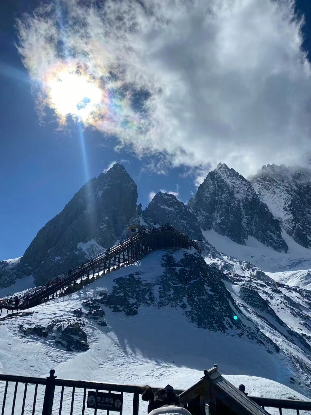 大年初三，玉龙雪山喜迎八方游客，美景共赏与温馨服务并存4.jpg