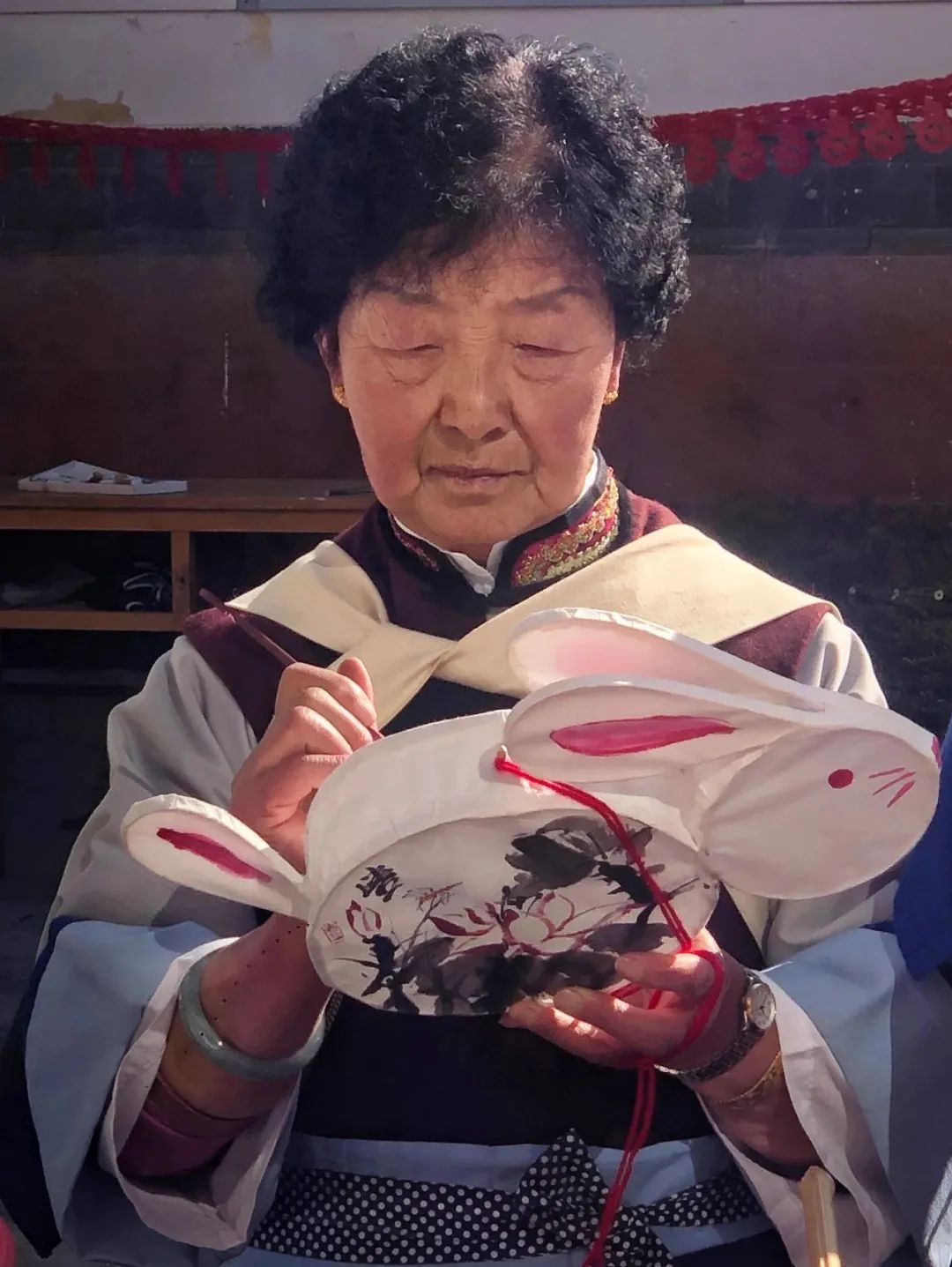 大研街道欢庆元宵佳节，手工艺人献艺制作花灯2.jpg