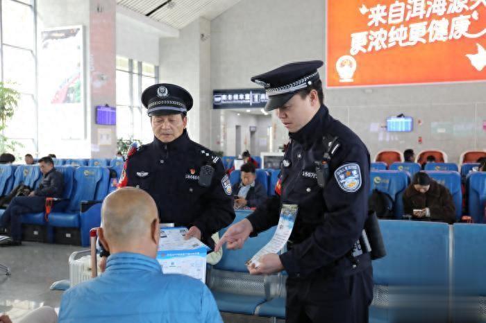 【丽江站·铁警荣光】师徒接力，薪火相传：师徒接力，共守春运安澜1.jpg
