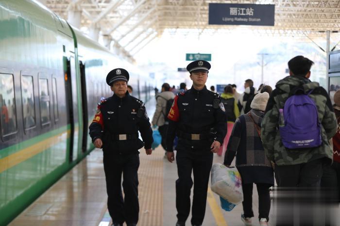 【丽江站·铁警荣光】师徒接力，薪火相传：师徒接力，共守春运安澜2.jpg