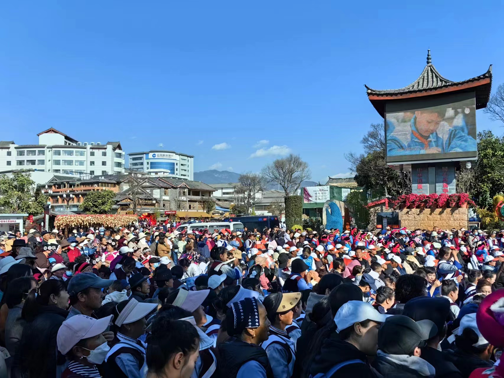 巾帼建新功共筑中国梦 古城区民族广场舞大赛盛大举行02.jpg