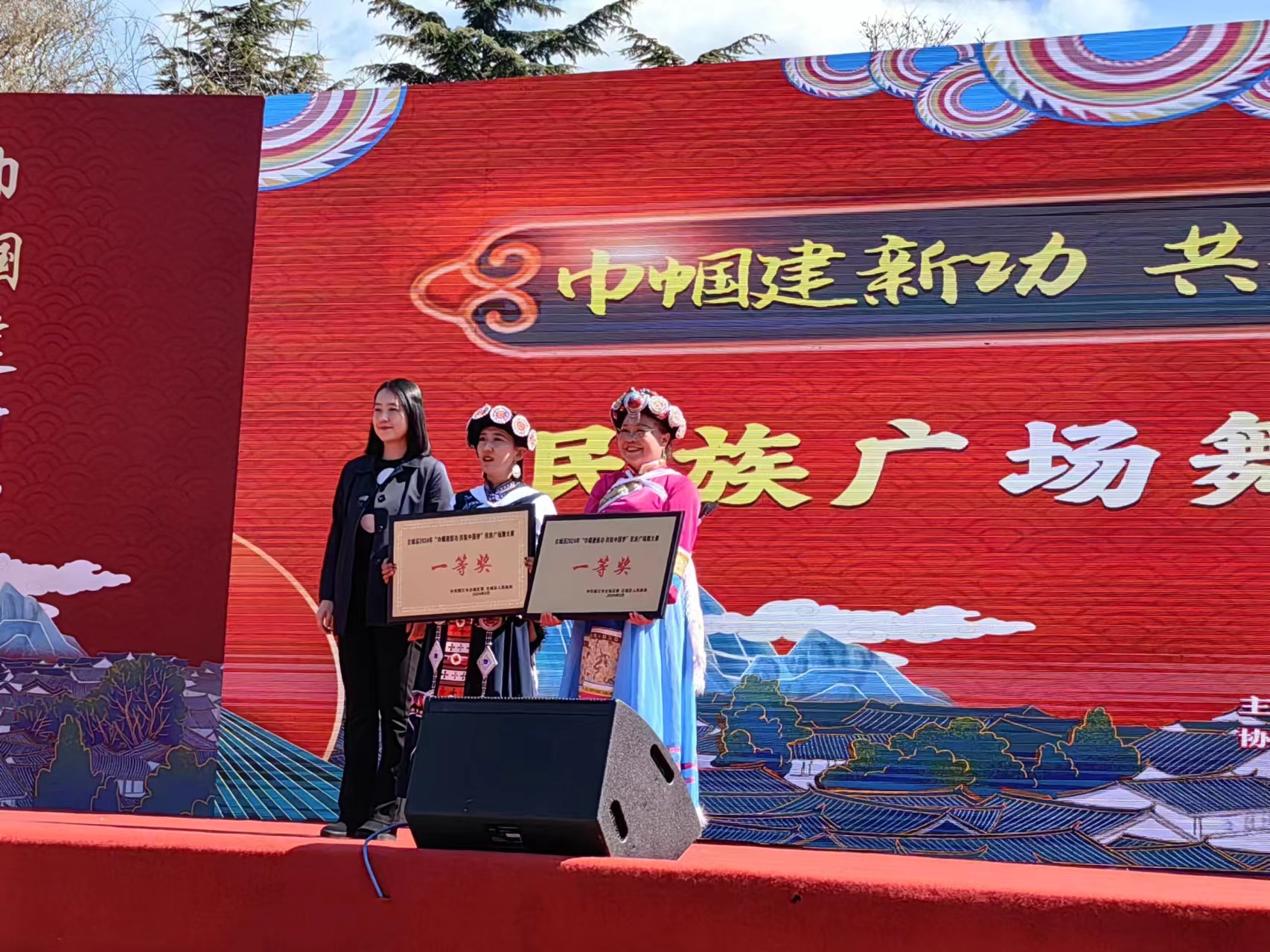 巾帼建新功共筑中国梦 古城区民族广场舞大赛盛大举行04.jpg