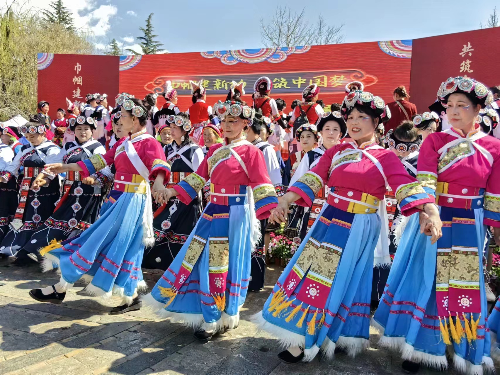 巾帼建新功共筑中国梦 古城区民族广场舞大赛盛大举行05.jpg