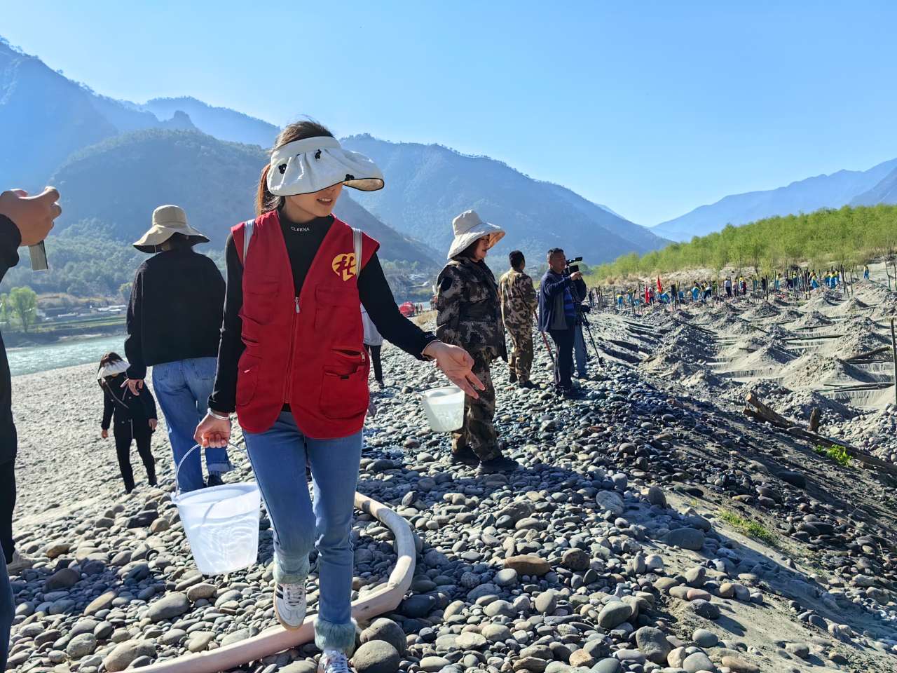 我在金沙江边种下一棵树 玉龙县举行两千人义务植树活动4.jpg