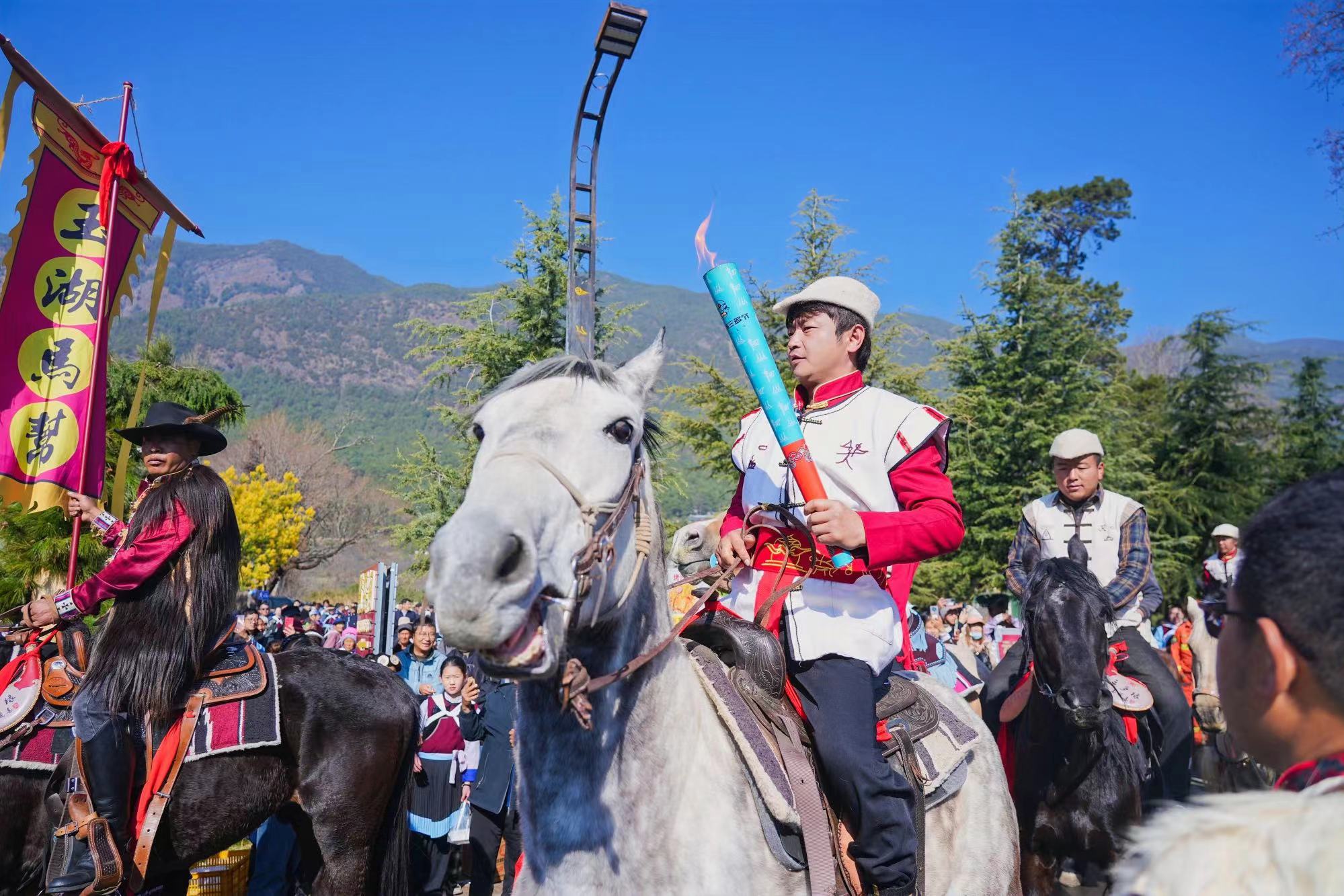 丽江三多节千人“嘎咪”传递  把祝福带进千家万户 (5).jpg