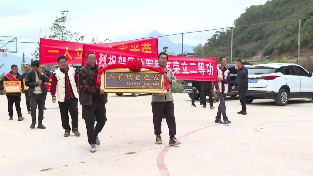 可上九天揽月可下五洋捉鳖 罗绘军荣立二等功 (2).jpg