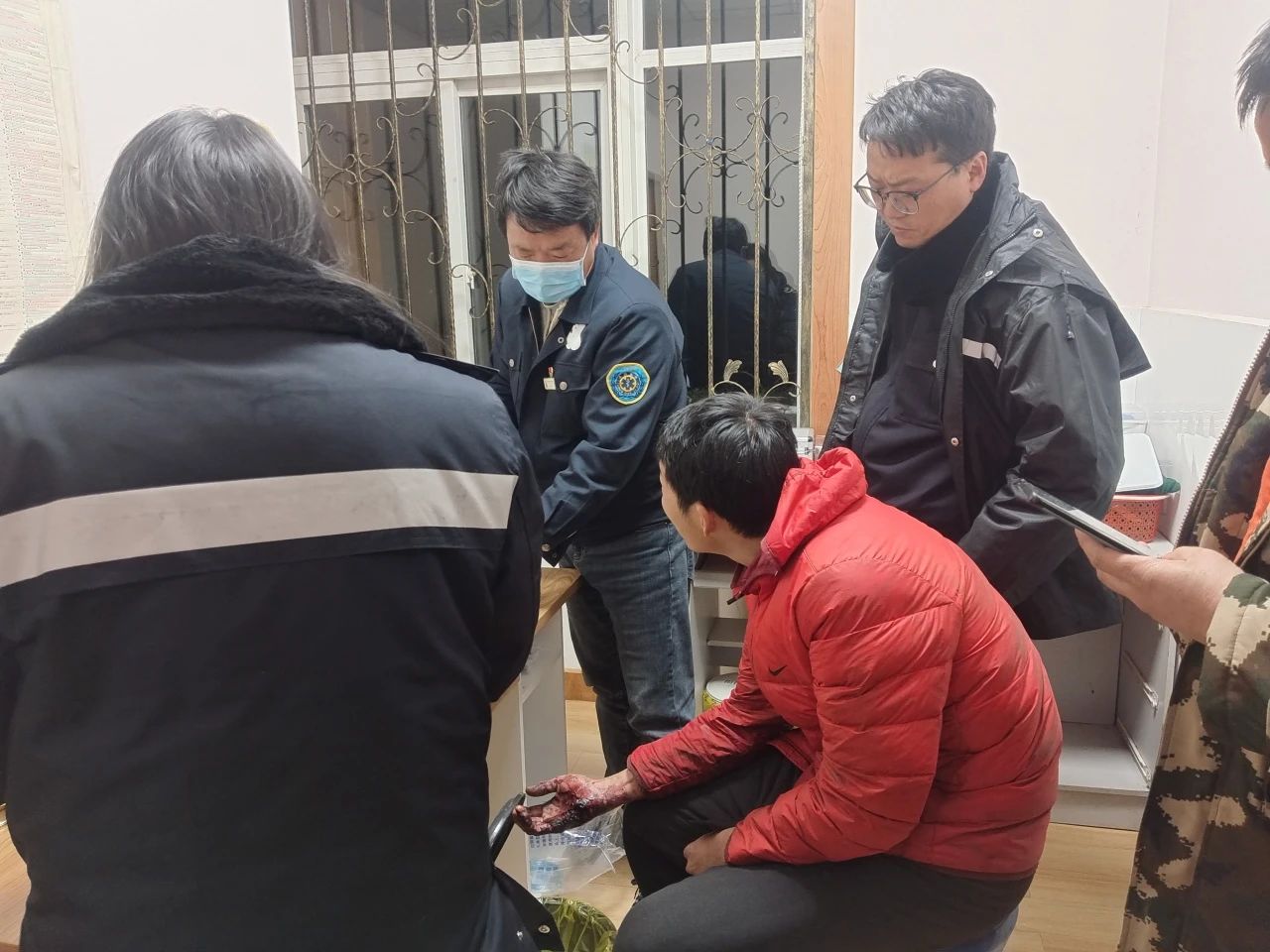 游客私闯雪山原始森林酿险情，丽江警方深夜紧急救援幸无大碍05.jpg