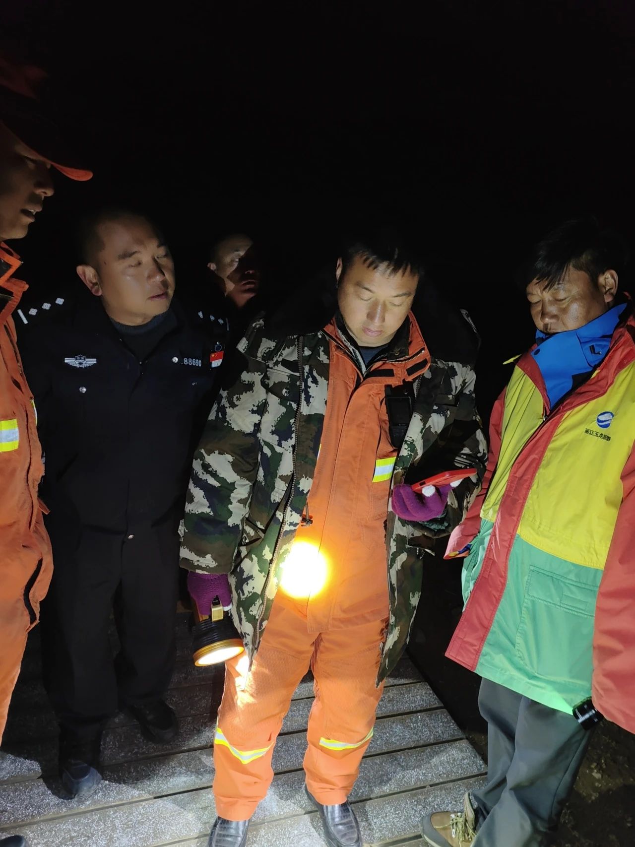 游客私闯雪山原始森林酿险情，丽江警方深夜紧急救援幸无大碍03.jpg