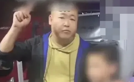 “男孩玩游戏充上万元，父亲自扇耳光”，网易：全额退款.png
