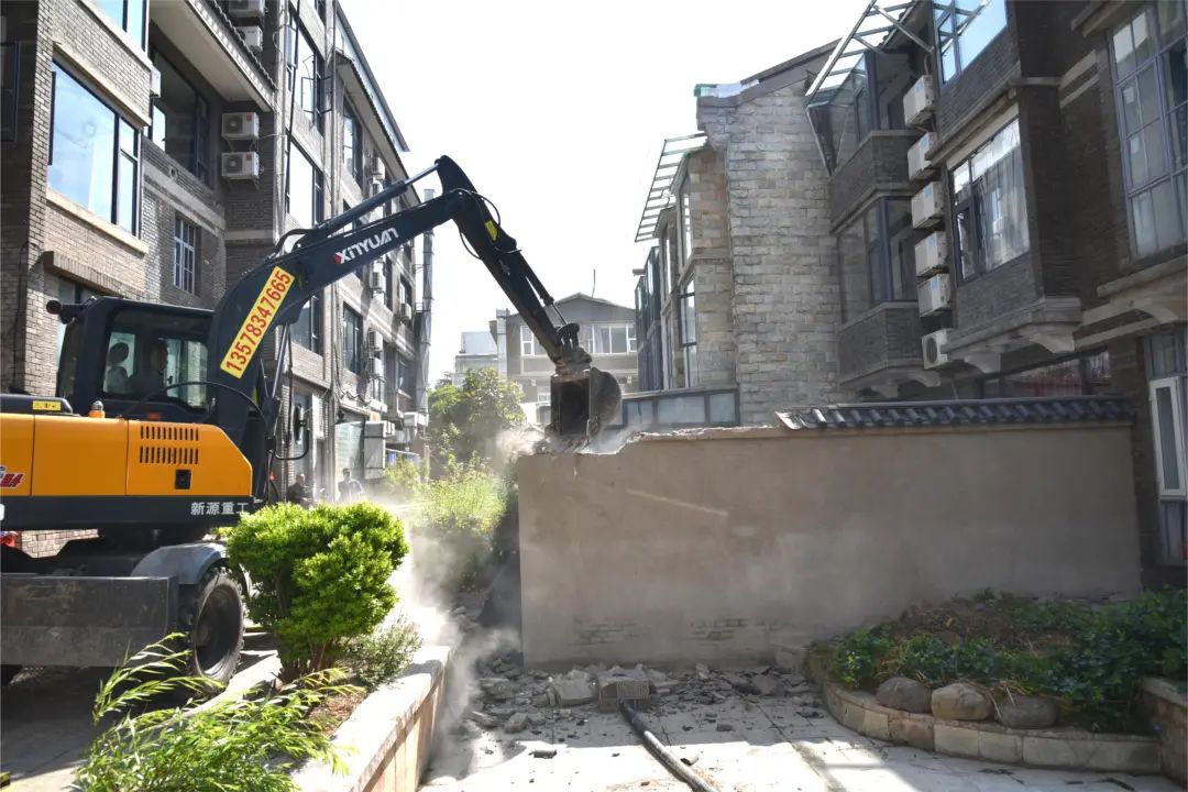 严厉打击“两违”行为，西安街道依法拆除两处违章建筑01.jpg