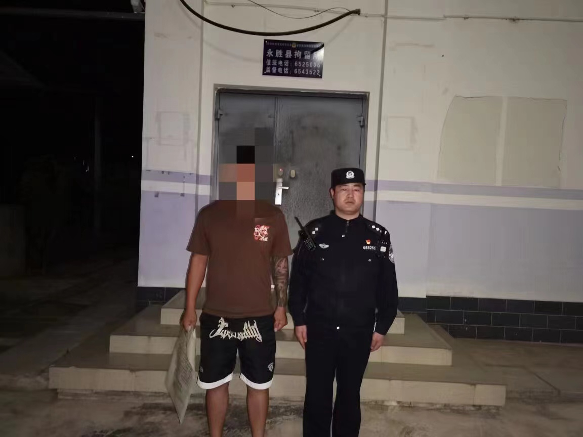 永胜一市民因泄愤恶意损坏公益广告，被警方依法行政拘留.jpg