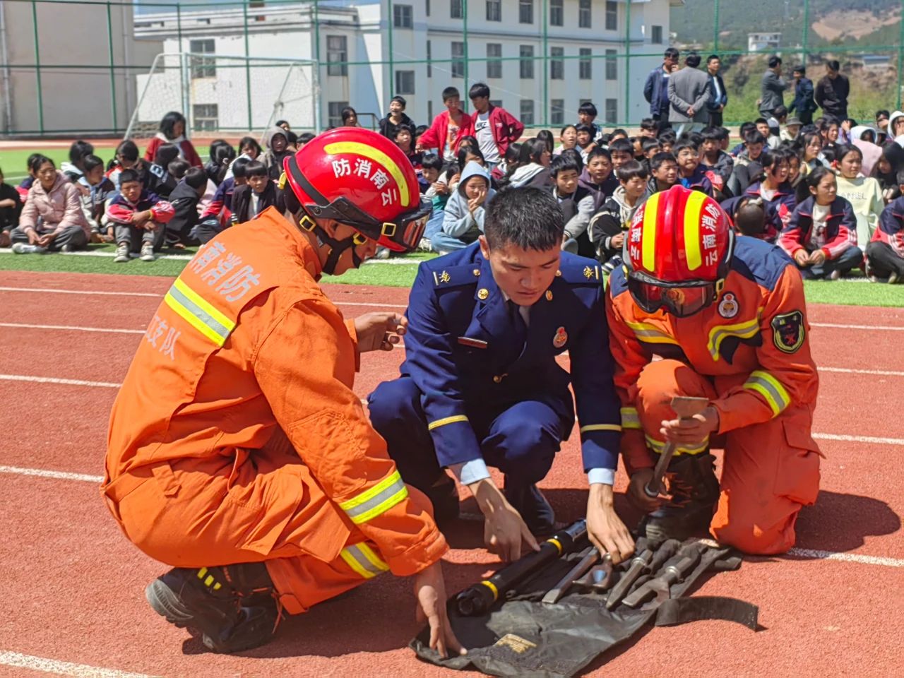 丽江市县多部门到战河镇开展地震应急2.jpg