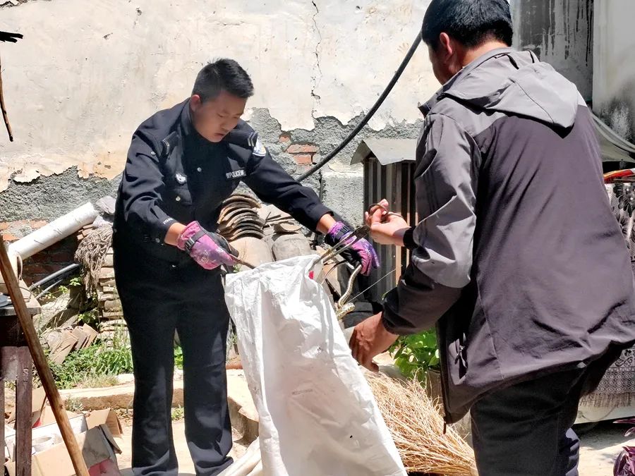 蛇来了不要慌？看宁蒗拉伯民警如何机智应对2.jpg